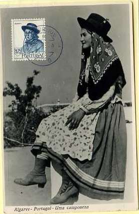 19lis0391.jpg -      Lote:       0391                Descrição:       Mulher do Algarve. Postal ilustrado fotográfico com camponesa algarvia em traje regional, com selo de 1$75 azul, da 2.ª emissão dos Costumes Portugueses CE682, obliterados com carimbo de Faro (09.03.49).         PM         Valor Base:       &euro; 40,00       Valor Venda:       &euro;      