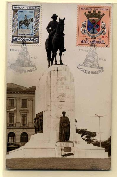 19lis0432.jpg -      Lote:       0432                Descrição:       1965 - Mouzinho de Albuquerque. Postal ilustrado com a estátua de Mousinho de Albuquerque a cavalo em Lourenço Marques, com selo de 2$50 CE423 e CE 431, obliterados com carimbo de LM de 01.12.1965.         PM         Valor Base:       &euro; 10,00       Valor Venda:       &euro;      