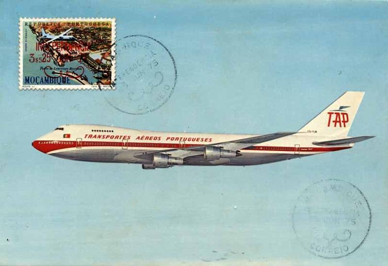 19lis0436.jpg -      Lote:       0436                Descrição:       1975 - Aviação. Postal ilustrado com Boeing 747 da TAP, com selo de 3$50 de Correio aéreo CE CA26, avião sobrevoando empreendimentos locais, com sobrecarga Independência (25.06.75) com carimbo de 1.º dia de LM.         PM         Valor Base:       &euro; 3,00       Valor Venda:       &euro;      