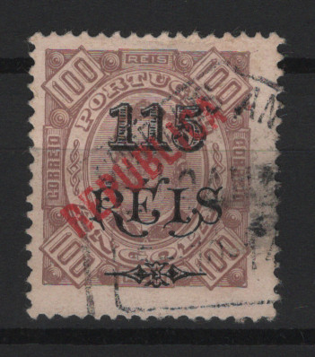 331.jpg -     Lote:    331            Angola       Descrição:         1914 &mdash; D. Carlos I. Selos de 1902 com a sobrecarga REPUBLICA, tipografada localmente. MF171b, 115 s/ 100 reis castanho s/ castanho claro, papel porcelana, denteado 13 &frac12;, sobretaxa tipo I. Exemplar com boa cor, sem reparações, com ligeiros defeitos na porcelana comuns nestes selos. B e MR. Certificado de peritagem de J. Miranda da Mota. Valor de catálogo &euro; 1.150,00.         O       Valor Base:     &euro; 300,00     Valor Venda:     &euro;      