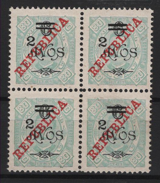 488.jpg -     Lote:    488            Macau       Descrição:         1919 &mdash; D. Carlos I, tipo Diogo Neto. Selos de 1915 com sobretaxa, tipografada localmente. MF245, 2 avos s/ 6 avos s/ 80 reis, verde claro, denteado 11 Ÿ, papel porcelana. Quadra com boa cor, sem defeitos nem reparações, SEM corte de tesoura. Valor de catálogo &euro; 600,00.         *       Valor Base:     &euro; 100,00     Valor Venda:     &euro;      