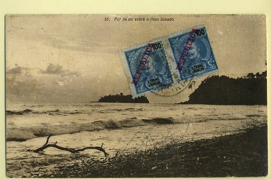 20Lis_213.jpg -     Lote:     213             Descrição:     1922 - D. Carlos I Mouchon e D. Manuel com sobrecarga República da Casa da Moeda e Ceres. Postal ilustrado circulado de S. Tomé (18.11.22) para a Hungria com dois selos de 100 reis azul CE104, 10 reis verde CE113 e 2 selos de 1.5 ctvs castanho CE202, perfazendo o porte de 24 ctvs. Sobrecarga República dos selos de D. Carlos I Mouchon deslocada.         PI        Valor Base:     &euro; 50,00     Valor Venda:     &euro;      