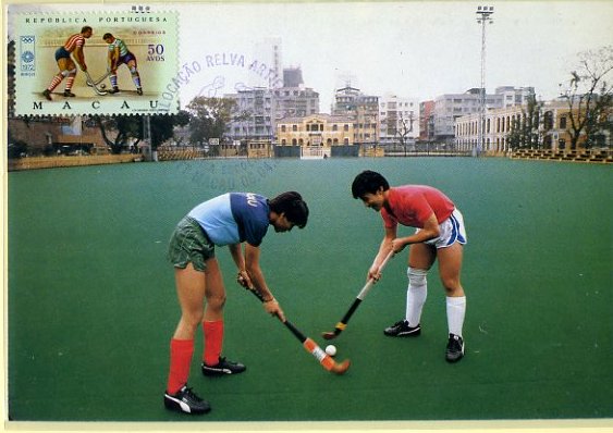 20Lis_369.jpg -     Lote:     369             Descrição:     Hóquei em Campo. Postal ilustrado com imagem de Hóquei em Campo no recinto desportivo da Caixa Escolar em Macau, com selo de 50 avos dos 20.º Jogos Olímpicos, obliterados com carimbo comemorativo da colocação da relva artificial naquele recinto datado de 06.04.86.         PM        Valor Base:     &euro; 5,00     Valor Venda:     &euro;      