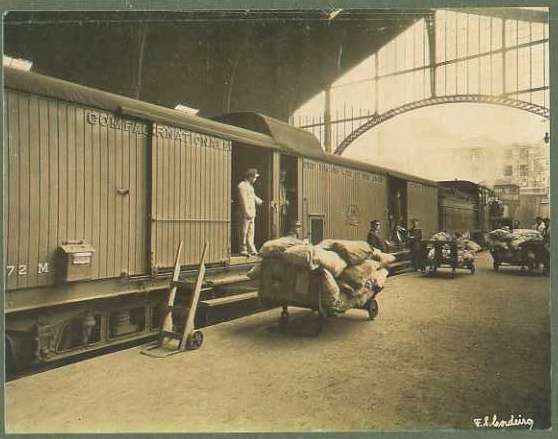 20Lis_474.jpg -     Lote:     474             Descrição:     Correios. Malas e Comboio de Correio (cópia de fotografia de F. D. Cordeiro, montada sobre cartão).         PI        Valor Base:     &euro; 14,00     Valor Venda:     &euro;      