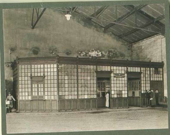 20Lis_475.jpg -     Lote:     475             Descrição:     Correios. Estação de Correios, dentro da Estação do C. Ferro do Rossio (cópia de fotografia de F. D. Cordeiro, montada sobre cartão).         PI        Valor Base:     &euro; 14,00     Valor Venda:     &euro;      