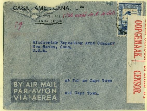 20Lis_569.jpg -     Lote:     569             Descrição:     1942 - Sobretaxa do correio aéreo. Sobrescrito circulado de Luanda para os EUA via Cape Town onde foi censurado. Pagou de porte do correio ordinário 1$75 em selo do Império Colonial Português. Inscrição manuscrita a vermelho "Pelo avião da A. do Sul" e do peso "5 g.". Não foi paga a sobretaxa do correio aéreo, porque sendo a Casa Americana o representante em Angola da SAA poderá ter previamente apresentado aos Correios a carta para ser obliterada e fazê-la seguir depois em mão pelo avião, evitando o pagamento da sobretaxa.         Aéreo        Valor Base:     &euro; 25,00     Valor Venda:     &euro;      