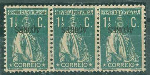 20Lis_867.jpg -     Lote:     867             Descrição:     1918/22 - Ceres do Continente com sobrecarga Açores. CE165, 1.5 ctvs verde escuro. Tira horizontal de três selos, com impressão da sobrecarga Açores invertida. Linha dupla no contorno superior do quadro.         ***        Valor Base:     &euro; 8,00     Valor Venda:     &euro;      