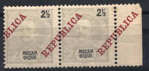 20Lis_925.jpg -     Lote:     925             Descrição:     1911 - D. Carlos I Mouchon com sobretaxa República da Casa da Moeda. CE103, 2.5 reis cinzento. Par horizontal com a sobrecarga deslocada.         ***        Valor Base:     &euro; 10,00     Valor Venda:     &euro;      