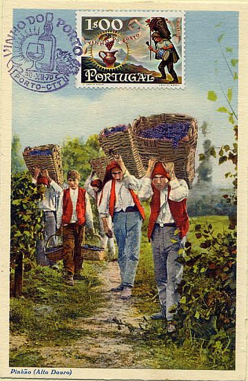 22Lis_0512.jpg -     Lote:    512            Portugal       Descrição:         1970 &mdash; Vinho do Porto. Postal ilustrado com jornaleiros transportando as uvas no Pinhão, com selo concordante de 1$00, CE1088, obliterados com carimbo de 1.º dia de circulação do Porto (30.12.70). MB e R.        PM       Valor Base:     &euro; 20,00     Valor Venda:     &euro; 26,00     
