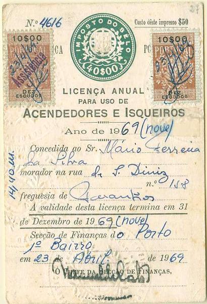 22Lis_0720.jpg -     Lote:    720                   Descrição:         1940 &mdash; Escudo Nacional. Licença anual para uso de Acendedores de Isqueiros, emitida em 23 de Abril de 1969, no Porto, com estampilha fiscal de 10$00 PB1404 e estampilha fiscal com sobrecarga ASSISTÊNCIA de 10$00 PB ASS64. MB.        DOC       Valor Base:     &euro; 10,00     Valor Venda:     &euro; 12,00     