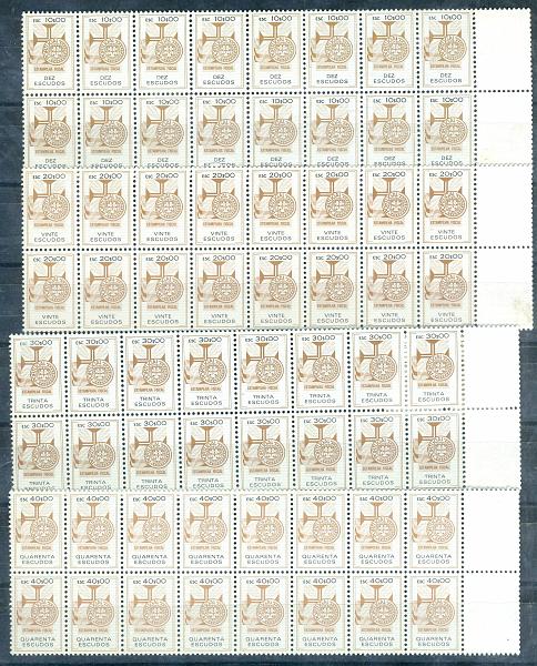 22Lis_0726.jpg -     Lote:    726                   Descrição:         1990 &mdash; Escudo da República. Lote composto por diversos blocos de selos: 10$00 (20 estampilhas, PB1432, 20$00 (20) PB1434, 30$00 (20) PB1435, 40$00 (20) PB1436, 50$00 (20) PB1437, 60$00 (20+4) PB1438, 70$00 (10) PB1439, 80$00 (20) PB1440, 90$00 (20) PB1441, 100$00 (20+3+1 usado) PB1442, 200$00 (20+3) PB1443, 300$00 (13) PB1444, 500$00 (4) PB1445.        ***       Valor Base:     &euro; 100,00     Valor Venda:     Retirado     