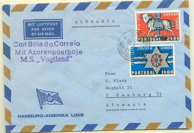 22Lis_0819.jpg -     Lote:    819                   Descrição:         Correio de Bóia. Sobrescrito lançado em bóia ao largo dos Açores pelo Paquete Vogtland da Hamburg-Amerika Linie. Entregue na Angra do Heroísmo (10.03.71) foi franquiado com selos de 1$00 e 2$30 do Centenário da Elevação da Covilhã a cidade, CE1079/1080. Carimbo a violeta "COM BOIA DO CORREIO / MIT AZORENPOSTBOJE / M.S. VOGTLAND". MB e R.        Carta       Valor Base:     &euro; 100,00     Valor Venda:     &euro; 140,00     