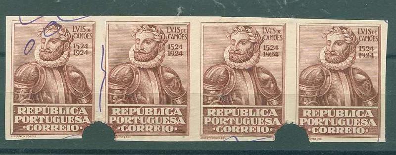 22Lis_0950.jpg -     Lote:    950            Portugal       Descrição:         1924 &mdash; 4.º Centenário do Nascimento de Luís de Camões. Tira horizontal de 4 provas não denteadas, com o busto de Camões em castanho-vermelho, sem impressão da taxa, com indicações de correcções a fazer nos cunhos.        PRV        Valor Base:     &euro; 40,00     Valor Venda:     Retirado     