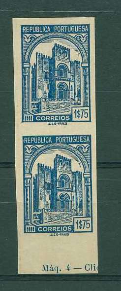22Lis_0960.jpg -     Lote:    960            Portugal       Descrição:         1935 &mdash; Sé de Coimbra. CE575, 1$75 azul-escuro. Par vertical de provas não denteadas, na cor final, sem goma, em papel liso.        PRV       Valor Base:     &euro; 30,00     Valor Venda:     &euro; 40,00     