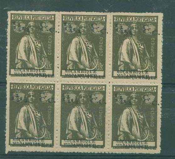 22Lis_1027.jpg -     Lote:    1027            Portugal       Descrição:         1914 &mdash; Ceres. CE153, &frac14; c, sépia, denteado 15x14, papel liso. Bloco de 6 selos com dupla impressão da taxa e legenda Moçambique. B e MR.        **       Valor Base:     &euro; 12,00     Valor Venda:     &euro; 12,00     
