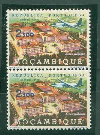 22Lis_1124.jpg -     Lote:    1124            Moçambique       Descrição:         1963 &mdash; Correio Aéreo. Avião sobrevoando empreendimentos locais. CE CA25, 2$00. Par vertical de selos. Um dos selos com um C invertido no lugar do O de Moçambique.        ***       Valor Base:     &euro; 10,00     Valor Venda:     Retirado     
