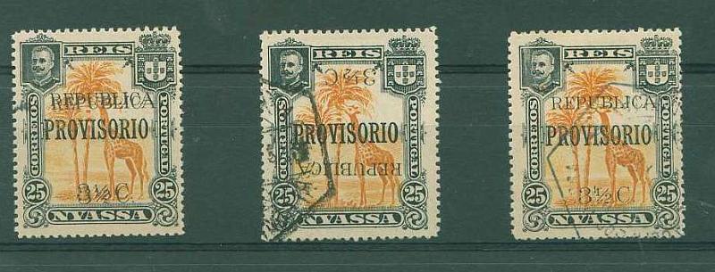 22Lis_1139.jpg -     Lote:    1139            Companhia do Niassa       Descrição:         1918 &mdash; D. Carlos I com sobretaxa e sobrecarga República. CE71 (44), 3 &frac12; c s/ 25 reis, laranja. Lote de dois selos, um com sobretaxa e sobrecarga invertidas e outro com duplas sobrecarga e sobretaxa. Acompanha exemplar normal para comparação.        */O       Valor Base:     &euro; 20,00     Valor Venda:     &euro; 34,00     