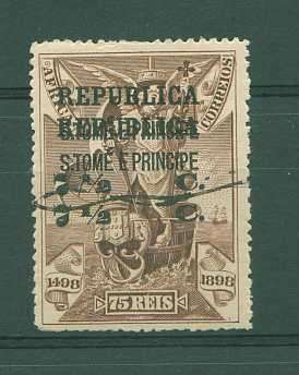22Lis_1156.jpg -     Lote:    1156            S. Tomé e Príncipe       Descrição:         1913 &mdash; 4.º Centenário do Descobrimento do Caminho Marítimo para a Índia com sobrecarga e sobretaxa, sobre selos de África. CE180, 7 &frac12; c s / 75 reis, castanho, com dupla sobrecarga e sobretaxa. Valor de catálogo &euro; 30,00. MB e R.        **       Valor Base:     &euro; 25,00     Valor Venda:     Retirado     