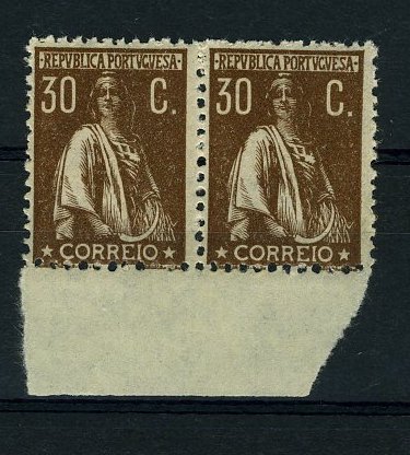 22Lis_1277.jpg -     Lote:    1277            Portugal       Descrição:         1924/26 &mdash; Ceres. Novas taxas e cores. CE281, 30c canela. Par horizontal, fundo de folha, denteado 12x11 &frac12;, papel liso. Valor de catálogo &euro; 132.60.        ***       Valor Base:     &euro; 20,00     Valor Venda:     Retirado     