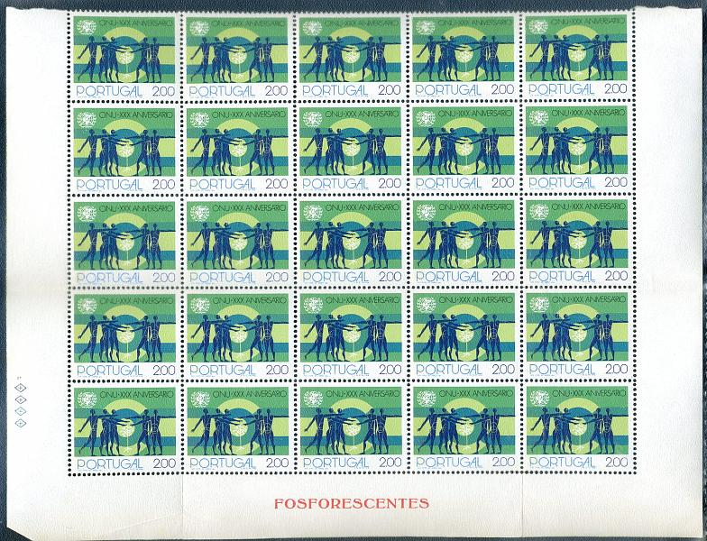 22Lis_1355.jpg -     Lote:    1355            Portugal       Descrição:         1975 &mdash; 30.º Aniversário das Nações Unidas. CE1258, 2.00. Bloco de 25 selos com tarja fosforescente. Valor de catálogo &euro; 450,00.        ***       Valor Base:     &euro; 45,00     Valor Venda:     Retirado     