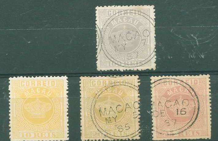22Lis_1509.jpg -     Lote:    1509            Macau       Descrição:         Reimpressões de 1885 - Tipo Coroa; CE 10 reis amarelo, selo novo; CE 20 reis bistre, CE 25 reis, rosa, e CE 100 reis, lilás cinza, obliterados com carimbo de favor        RO       Valor Base:     &euro; 32,00     Valor Venda:     Retirado     