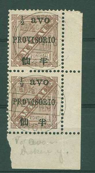 22Lis_1512.jpg -     Lote:    1512            Macau       Descrição:         1894 &mdash; D. Carlos I, com sobrecarga PROVISÓRIO e sobretaxa. CE59, &frac12; avo s/ 2 &frac12; reis, castanho, denteado 12 &frac12;. Par vertical usado, com a variedade AYO no selo inferior. Valor de catálogo &euro; 29,10.        O       Valor Base:     &euro; 15,00     Valor Venda:     &euro; 18,00     