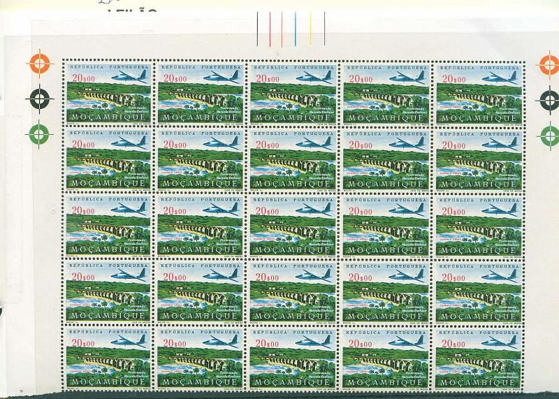 22Lis_1574.jpg -     Lote:    1574            Moçambique       Descrição:         1963 &mdash; Correio Aéreo. Avião sobrevoando empreendimentos locais. CE CA29, 20$00 policromo. Meia folha com 25 selos, parte superior de folha. Valor de catálogo &euro; 85,00.        ***       Valor Base:     &euro; 25,00     Valor Venda:     Retirado     