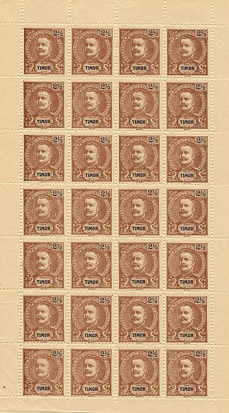22Lis_1632.jpg -     Lote:    1632            Timor       Descrição:         1898/1900 &mdash; D. Carlos I Mouchon. CE61, 2 &frac12; avos castanho. Folha completa de 28 selos. Muito bonita sem manchas os falhas. Emitido sem goma. Valor de catálogo &euro; 58,80.        *       Valor Base:     &euro; 25,00     Valor Venda:     &euro; 32,00     