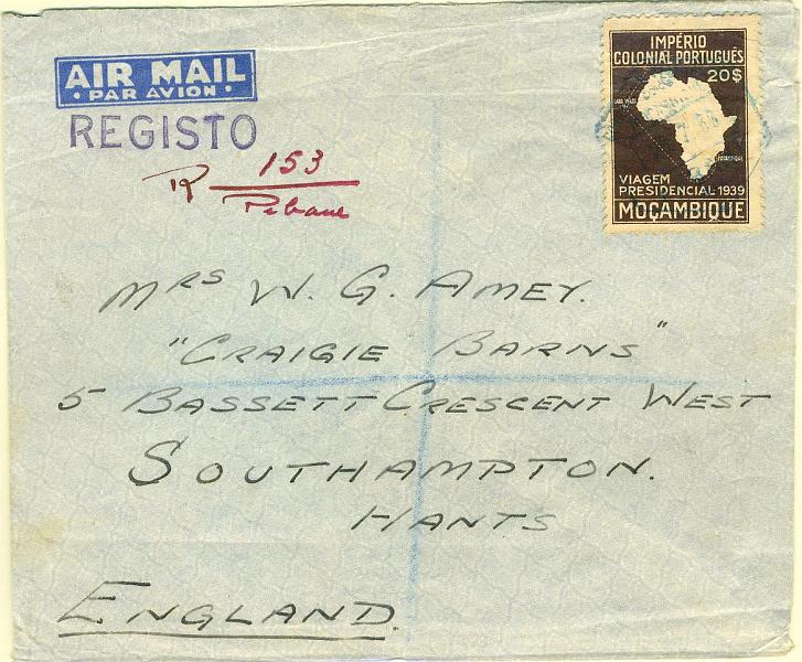 22Lis_1896.jpg -     Lote:    1896            Moçambique       Descrição:         Carimbos hexagonais. Sobrescrito circulado registado por via aérea, de Pebane (29.07.39) para a Inglaterra, com selo de 20$00 Viagem Presidencial CE311. Registo manuscrito a vermelho e carimbo hexagonal batido a azul de PEBANE. No verso carimbo de trânsito de registo,  rectangular, de QUELIMANE. B e MR.        Carta       Valor Base:     &euro; 30,00     Valor Venda:     &euro; 30,00     
