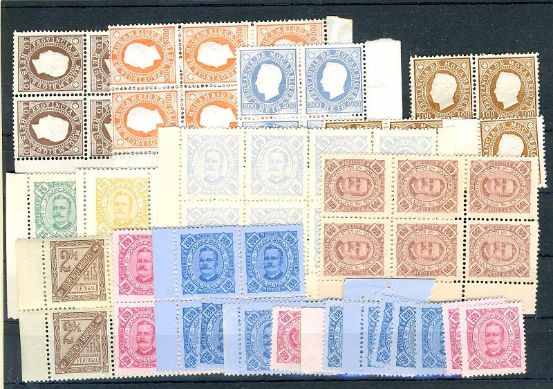 22Lis_2924.jpg -     Lote:    2924      Lotes pelo Correio              Descrição:         1886/1893 &mdash; D. Luís I fita direita + D. Carlos I Mouchon. Lote composto por blocos e selos simples das duas emissões. Lote a ver. Bom valor de catálogo.        *       Valor Base:     &euro; 15,00     Valor Venda:     Retirado     