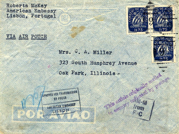 23Lis_0163.jpg -     Lote:    163            Portugal       Descrição:         1943 &mdash; Caravelas. POUCH MAIL. Sobrescrito circulado por mala diplomática de Lisboa para Illinois via Washington, com 3 selos de 1$75 azul escuro CE625. Marca da Embaixada Americana em Lisboa aprovando a circulação pela mala diplomática + marcas de denominação de origem apostas nos EUA.        Carta       Valor Base:     &euro; 15,00     Valor Venda:     &euro; 15,00     