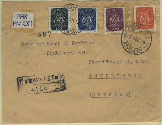 23Lis_0165.jpg -     Lote:    165            Portugal       Descrição:         1943 &mdash; Caravela. Sobrescrito circulado registado de Povoação (02.08.49) para a Suécia, com trânsito por Ponta Delgada e Lisboa, com selos de $05, 1$00, 1$75 e 5$00. Carimbo de registo de POVOAÇÃO batido a preto.        Carta       Valor Base:     &euro; 8,00     Valor Venda:     &euro; 10,00     