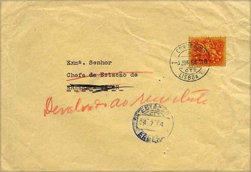 23Lis_0174.jpg -     Lote:    174            Portugal       Descrição:         1953 &mdash; Cavaleiro Medieval. Sobrescrito circulado aberto com impressos, com selo de 20C laranja s/ vermelho-amarelo CE765, de Lisboa (03.06.64) para Ermera / Timor (24.07.64) e devolvido ao remetente. Rara circulação.        Carta       Valor Base:     &euro; 20,00     Valor Venda:     Retirado     