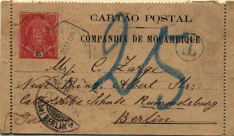 23Lis_0479.jpg -     Lote:    479            Companhia de Moçambique       Descrição:         1904 &mdash; Tipo Elefante. Cartões-Postais. Dobre e perfuração A. OM1 (D &mdash; Beira * Alfândega), 25 reis rosa carmim sobre cartolina creme escura. Circulado da Beira (04.05.1905) para Berlim (28.05.1905), com insuficiência de porte. Marca "T" batida a preto + inscrição manuscrita a lápis azul do porte em falta "25 (reis)". B e R.        IC       Valor Base:     &euro; 20,00     Valor Venda:     &euro; 20,00     