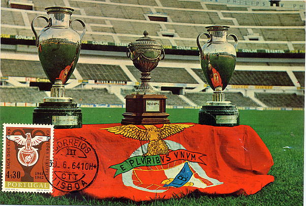 23Lis_0523.jpg -     Lote:    523            Portugal       Descrição:         1963 &mdash; Dupla vitória do Sport Lisboa e Benfica na Taça dos Clubes Campeões Europeus. Postal ilustrado com selo de 4$30 CE905, obliterados com carimbo de Lisboa (30.06.64).        PM       Valor Base:     &euro; 8,00     Valor Venda:     &euro; 20,00     