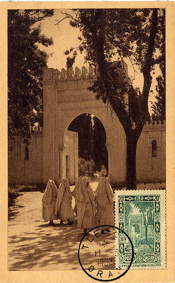 23Lis_0561.jpg -     Lote:    561            Estrangeiro       Descrição:      Argélia   &mdash; Locais e Paisagens. Cemitério Árabe em Tlemcen. Postal ilustrado concordante com selo de 20cc Yv-109, obliterados com carimbo de Tlemcen (08.11.52). MB e Raro.        PM       Valor Base:     &euro; 10,00     Valor Venda:     &euro; 10,00     