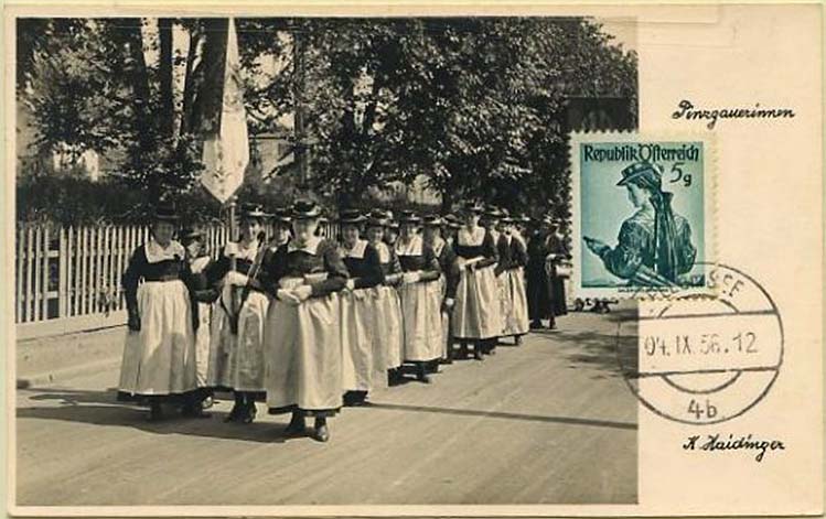 23Lis_0569.jpg -     Lote:    569            Estrangeiro       Descrição:      Áustria.   Trajes tradicionais. Postal ilustrado fotográfico, com selo concordante de 5g verde (1956) obliterados com carimbo de Salzbourg (04.09.54).        PM       Valor Base:     &euro; 10,00     Valor Venda:     Retirado     