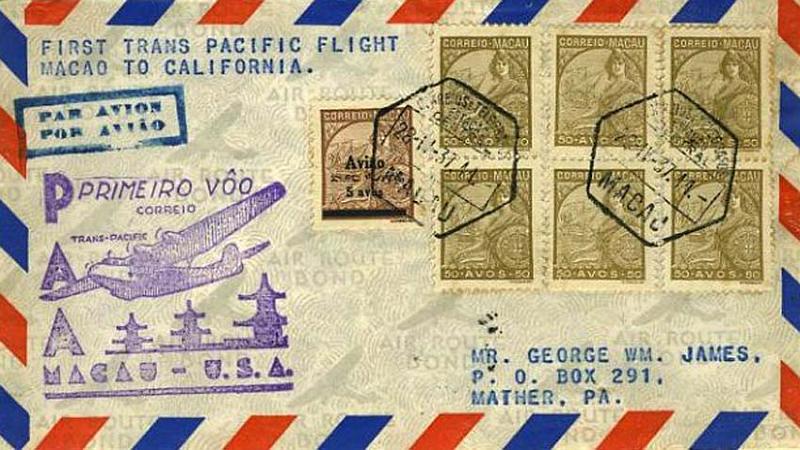 23Lis_0808.jpg -     Lote:    808            Correio Aéreo       Descrição:         1937 &mdash; 1.º Voo Trans-Pacifico Macau &mdash; Califórnia. Sobrescrito circulado de Macau 28.04.37) para os EUA (04.05.37, com 6 selos tipo Padrões de 50 avos + selo tipo Padrões com sobrecarga Avião de 5 avos s/ 6avos CE CA3.        Aéreo       Valor Base:     &euro; 10,00     Valor Venda:     Retirado     