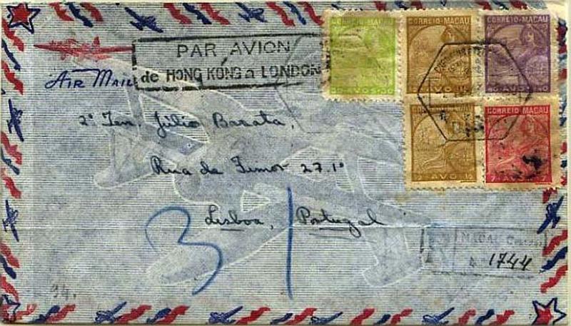 23Lis_0810.jpg -     Lote:    810            Correio Aéreo       Descrição:         1947 &mdash; Macau / Londres. Sobrescrito circulado registado de Macau (01.04.47) para Lisboa (13.04.47) com trânsito por Hong Kong (04.04.47), com selos tipo Padrões de &frac12; avo (2), 7 avos, 30 avos e 40 avos, CE268, 275, 282 e 284. Marca rectangular batida a preto "PAR AVION / DE HONG KONG A LONDRES".        Aéreo       Valor Base:     &euro; 80,00     Valor Venda:     Retirado     
