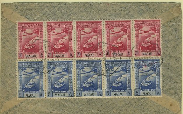 23Lis_0812.jpg -     Lote:    812            Correio Aéreo       Descrição:         1938 &mdash; Império Colonial Português * Correio Aéreo. Sobrescrito circulado de Macau (31.03.41) para os EUA, com uma tira de 5 selos de 5 avos CE CA10 + tira de 5 selos de 70 avos CE CA14, perfazendo o porte correcto de 3,80 patacas. Sobrescrito transportado pelos Clippers da PAA pela rota FAM14 (Macau-São Francisco). Porte relativamente elevado, pelo que a utilização desta rota era pouco frequente.        Aéreo       Valor Base:     &euro; 130,00     Valor Venda:     &euro; 130,00     