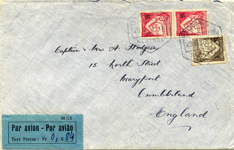 23Lis_0815.jpg -     Lote:    815            Correio Aéreo       Descrição:         1936 &mdash; Sobretaxa do correio aéreo. Legenda "Taxe perçue". Sobrescrito circulado de Lourenço Marques (29.06.36) para a Inglaterra com etiqueta Mod 13 preto s/ azul CE SCA5, com porte manuscrito de 0,84f + selos de 85c (2) e 5c tipo Lusíadas.        Aéreo       Valor Base:     &euro; 15,00     Valor Venda:     Retirado     