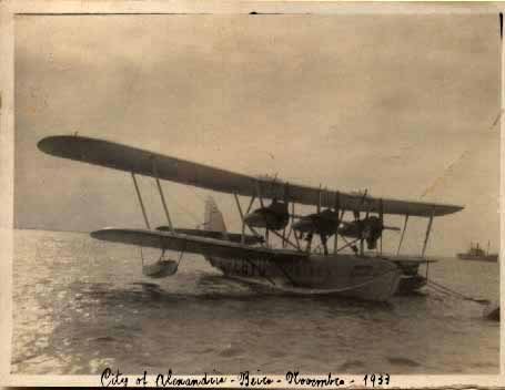23Lis_0821.jpg -     Lote:    821            Correio Aéreo       Descrição:         Moçambique * Beira. Fotografia a preto e branco, com legenda manuscrita a preto "City of Alexandria &mdash; Beira &mdash; Novembro 1933". Hidroavião pertencente à Imperial Airways. MR. Interessante exemplar de correio aéreo.        Aéreo       Valor Base:     &euro; 50,00     Valor Venda:     &euro; 50,00     