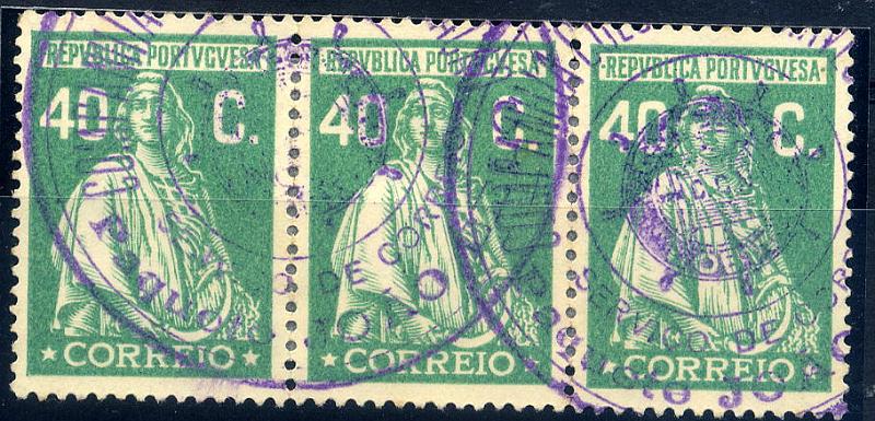 23Lis_0835.jpg -     Lote:    835            Correio Marítimo       Descrição:         Marcas do correio marítimo. 1926 &mdash; Tipo Ceres. Emissão Londres. Tira horizontal de 3 selos de 40c verde esmeralda CE406, obliterada com carimbo batido a violeta "COMPANHIA COLONIAL DE NAVEGAÇÃO / SERVIÇO DE CORREIO / PAQUETE JOÃO BELO".        O       Valor Base:     &euro; 5,00     Valor Venda:     &euro; 22,00     