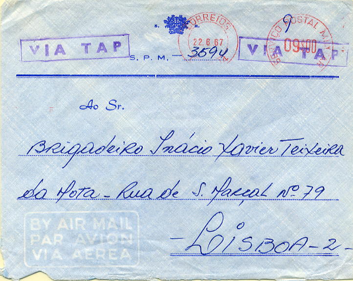 23Lis_0976.jpg -     Lote:    976            Correio Militar       Descrição:         Guerra Colonial * Moçambique. Sobrescrito circulado da EPM-14 (22.06.67) para Lisboa. Marca de dia / Franquia mecânica a vermelho da EPM-14 (Barreiros Mo-37 + marca com cercadura rectangular "VIA TAP" batida a violeta. Não catalogada por Barreiros.        Carta       Valor Base:     &euro; 25,00     Valor Venda:     &euro; 80,00     