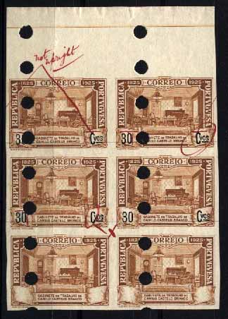 23Lis_1018.jpg -     Lote:    1018            Portugal       Descrição:         1925 &mdash; Centenário do Nascimento de Camilo Castelo Branco. Bloco vertical, bordo superior de folha, com 6 provas não denteadas, do selo de 30 ctvs, bistre. Furos de segurança + anotações manuscritas a vermelho, para correcções a fazer no cunho. MB,        PRV       Valor Base:     &euro; 20,00     Valor Venda:     &euro; 28,00     