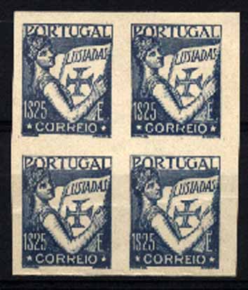 23Lis_1028.jpg -     Lote:    1028            Portugal       Descrição:         1926/31 &mdash; Tipo Lusíadas. Desenho de Pedro Guedes, não denteados. Tipo aprovado. Gravura de Arnaldo Lourenço Fragoso. OM1788. Quadra de provas de 1$25 azul, não gomadas, em papel liso espesso. Par inferior de provas com vinco.        PRV       Valor Base:     &euro; 15,00     Valor Venda:     Retirado     