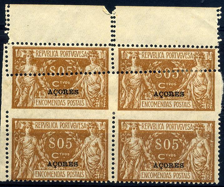 23Lis_1172.jpg -     Lote:    1172            Açores       Descrição:         1921/1923 &mdash; Encomendas Postais. Comércio e Indústria. Selos do Continente com sobrecarga "AÇORES". Quadra de $05 bistre claro CE EP3 com o denteado deslocado. MB e MR.        **       Valor Base:     &euro; 10,00     Valor Venda:     &euro; 10,00     