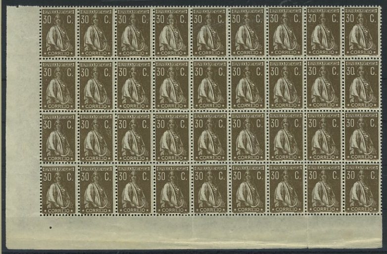 23Lis_1362.jpg -     Lote:    1362            Portugal       Descrição:         1920/22 &mdash; Ceres. Novas taxas e cores. CE242, 30c. castanho, denteado 12x11 &frac12;, papel liso medo. Bloco de 36 selos (9x4). Selo 19 com variedade de cliché XI.        ***       Valor Base:     &euro; 12,00     Valor Venda:     Retirado     