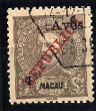23Lis_1582.jpg -     Lote:    1582            Macau       Descrição:         1913 &mdash; D. Carlos I tipo Mouchon com sobrecarga REPUBLICA e sobretaxa. CE199, 4 s/ 8 avos, castanho-cinzento, com a sobretaxa deslocada. Não catalogada.        O       Valor Base:     &euro; 10,00     Valor Venda:     &euro; 24,00     