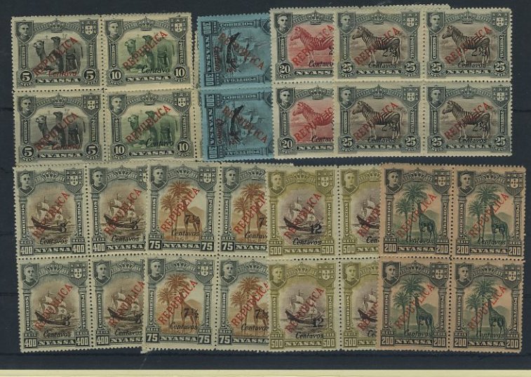 23Lis_1680.jpg -     Lote:    1680            Companhia do Niassa       Descrição:         1922 &mdash; D. Manuel II. Motivos diversos. Com sobrecarga REPUBLICA e sobretaxa de Londres. Lote composto por 9 quadras (5 sem charneira), um selo solto na quadra de 1c s/ 10 reis. CE95/100, 102, 104/5. Valor aproximado de catálogo &euro; 179,00.        ***/**       Valor Base:     &euro; 20,00     Valor Venda:     &euro; 60,00     